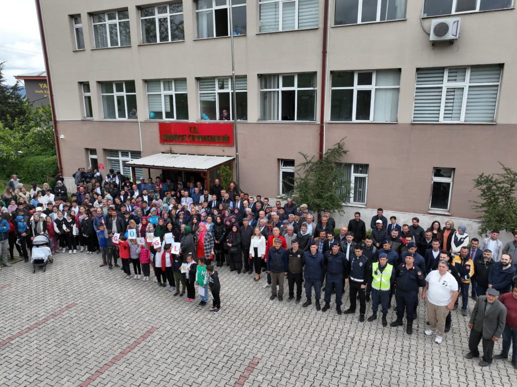 BAZI AYRILIKLAR UNUTULMAZ... KIBRISCIK HALKININ KAYMAKAM DENİZ'E VEDASI...