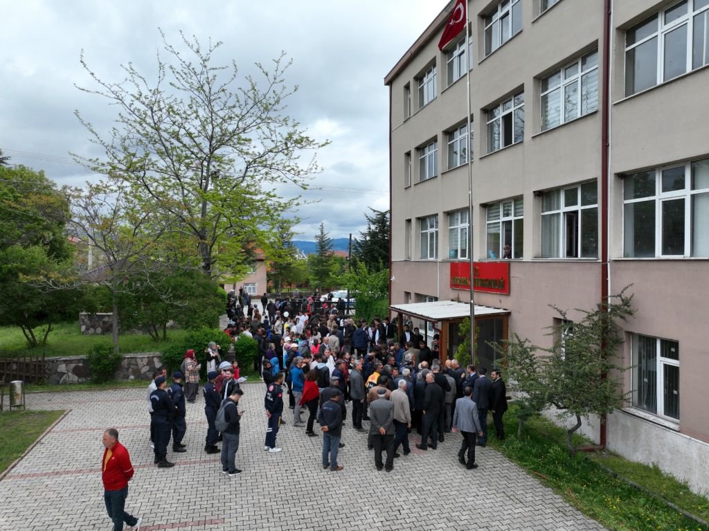 BAZI AYRILIKLAR UNUTULMAZ... KIBRISCIK HALKININ KAYMAKAM DENİZ'E VEDASI...