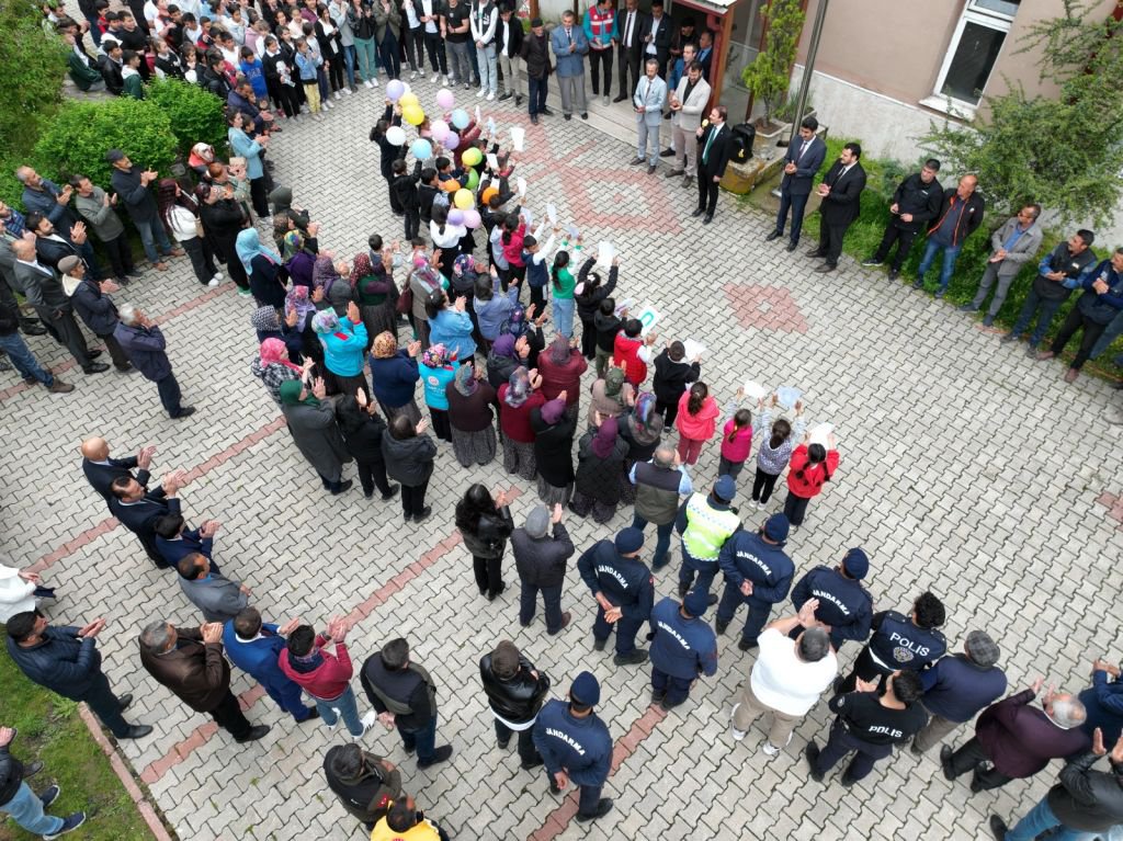 BAZI AYRILIKLAR UNUTULMAZ... KIBRISCIK HALKININ KAYMAKAM DENİZ'E VEDASI...