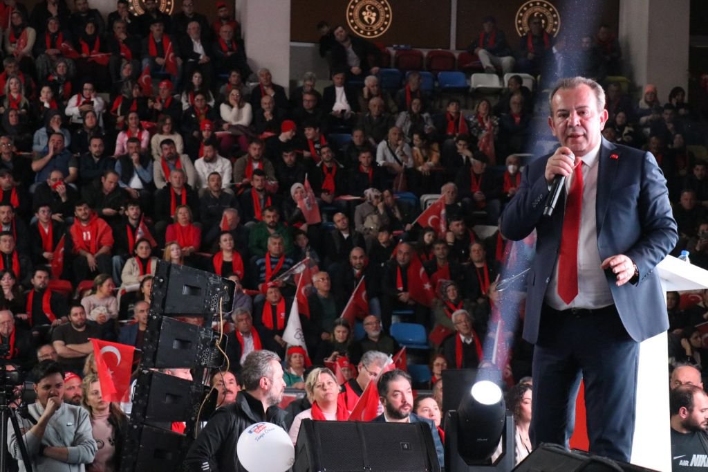 BİNLERCE KİŞİ SALONA AKIN ETTİ... TANJU ÖZCAN’IN MORALİ TAVAN... SALON MİTİNG ALANINA DÖNDÜ