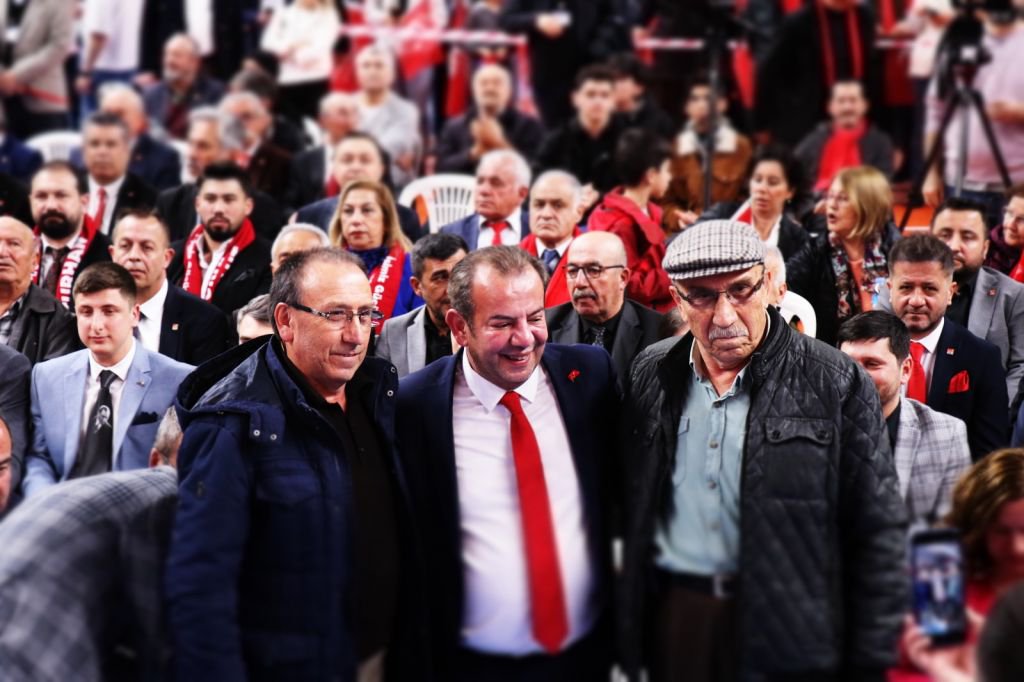 BİNLERCE KİŞİ SALONA AKIN ETTİ... TANJU ÖZCAN’IN MORALİ TAVAN... SALON MİTİNG ALANINA DÖNDÜ