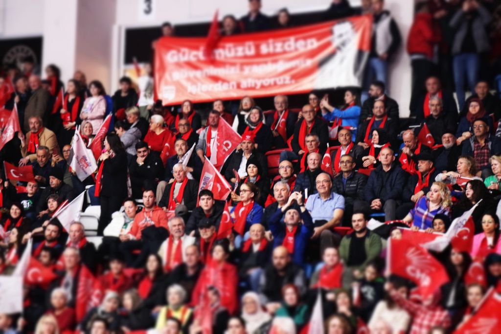 BİNLERCE KİŞİ SALONA AKIN ETTİ... TANJU ÖZCAN’IN MORALİ TAVAN... SALON MİTİNG ALANINA DÖNDÜ