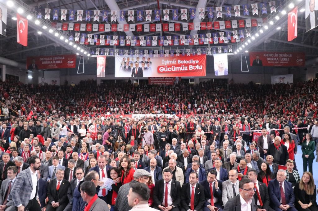 BİNLERCE KİŞİ SALONA AKIN ETTİ... TANJU ÖZCAN’IN MORALİ TAVAN... SALON MİTİNG ALANINA DÖNDÜ