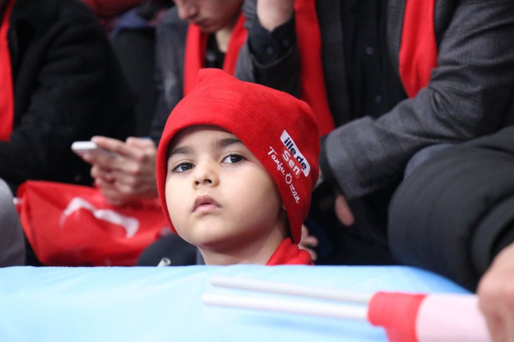 BİNLERCE KİŞİ SALONA AKIN ETTİ... TANJU ÖZCAN’IN MORALİ TAVAN... SALON MİTİNG ALANINA DÖNDÜ