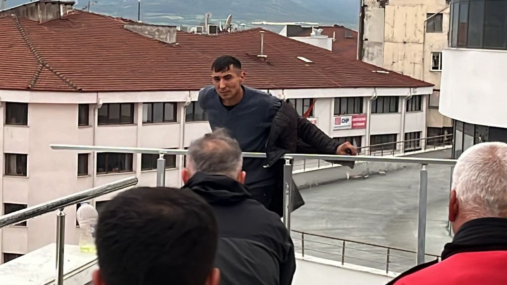 BİR BUÇUK SAAT İKNA ETMEYE ÇALIŞTILAR... SİGARA YAKARKEN POLİS TUTTU