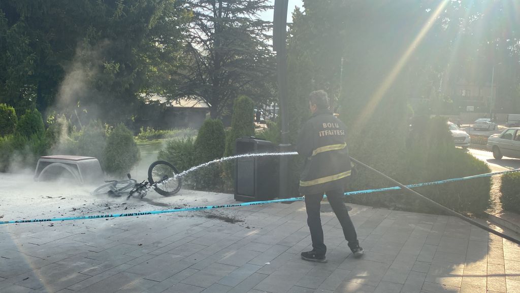 BİSİKLETİN ÜSTÜNDEKİ AKÜ PATLADI: ÇOCUĞUN İMDADINA POLİS YETİŞTİ