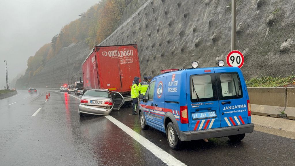BOLU DAĞI TÜNELİ ÇIKIŞINDA FECİ KAZA: 1 ÖLÜ...TIRA OK GİBİ SAPLANDI