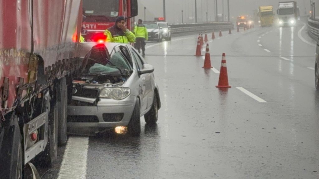 BOLU DAĞI TÜNELİ ÇIKIŞINDA FECİ KAZA: 1 ÖLÜ...TIRA OK GİBİ SAPLANDI