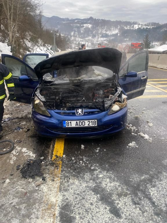 BOLU DAĞI'NDA  ARAÇ YANGINI