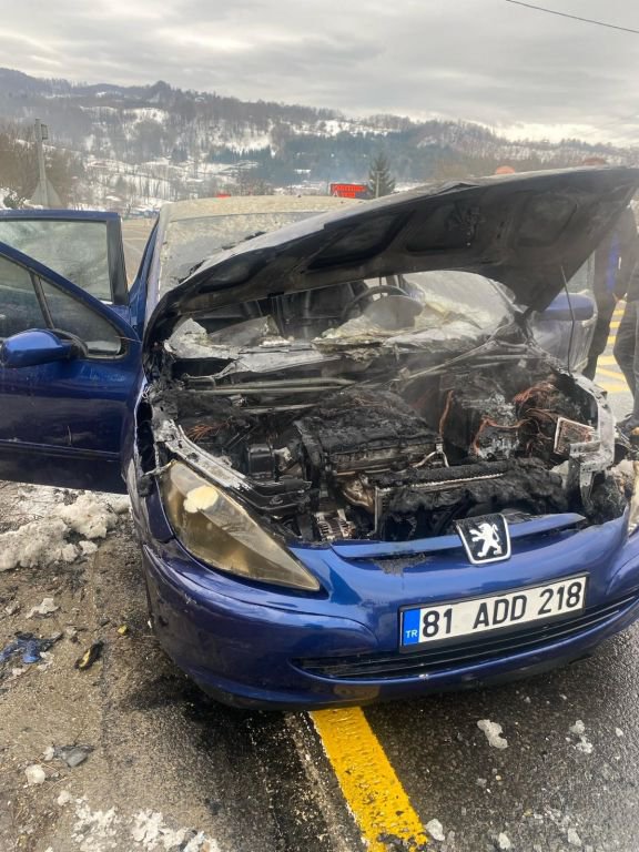 BOLU DAĞI'NDA  ARAÇ YANGINI