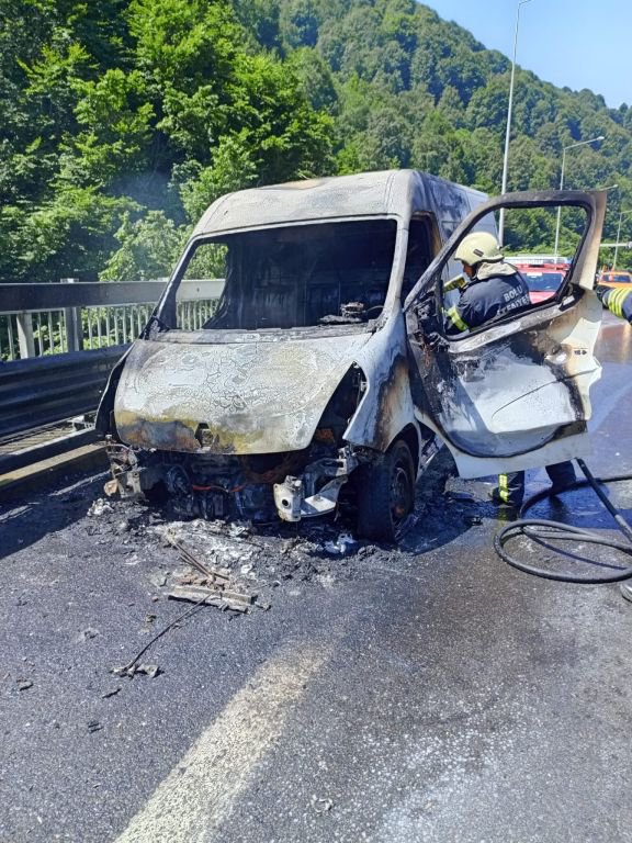 BOLU DAĞI'NDA MİNİBÜS ALEV ALEV YANDI