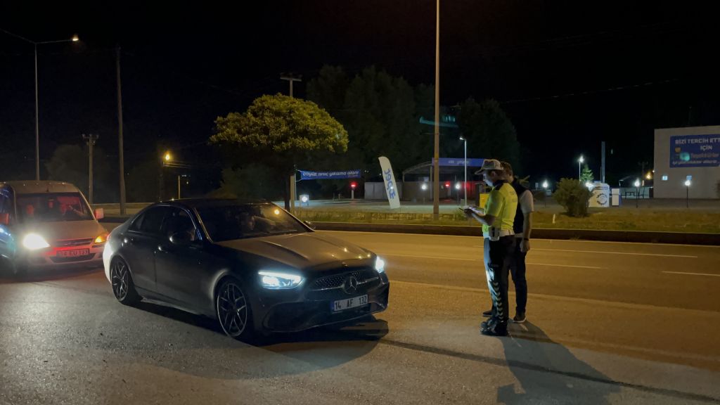 BOLU GİRİŞİNDEKİ UYGULAMADA ARAÇLAR DENETLENDİ