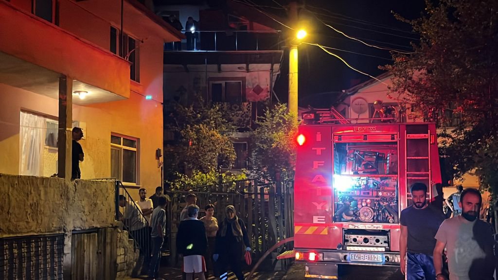 BOLU'DA 3 KATLI EVDE YANGIN PANİĞİ