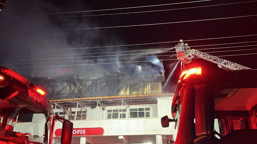 BOLU'DA AKARYAKIT İSTASYONUNDA FACİANIN EŞİĞİNDEN DÖNÜLDÜ... ALEV ALEV YANDI