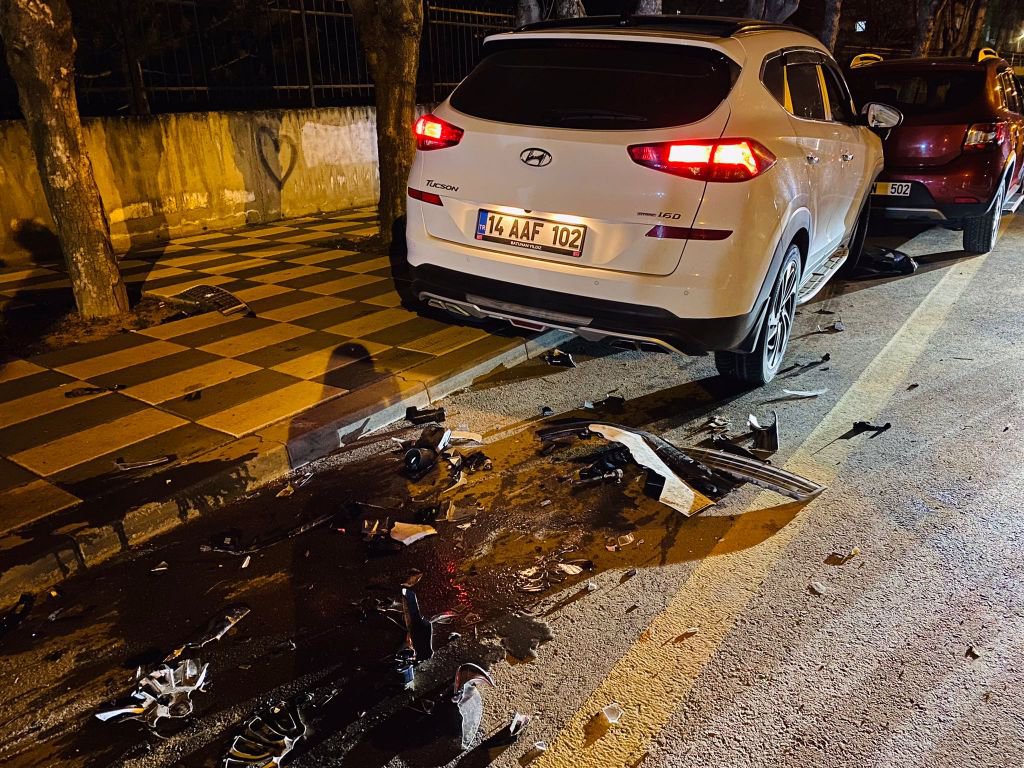 BOLU'DA ANA YOLA KONTROLSÜZ ÇIKAN OTOMOBİL, CİPLE ÇARPIŞTI: 1 YARALI