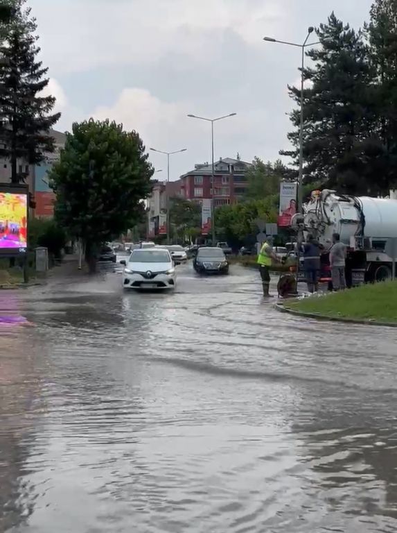 BOLU’DA BAZI CADDE VE SOKAKLAR GÖLE DÖNDÜ