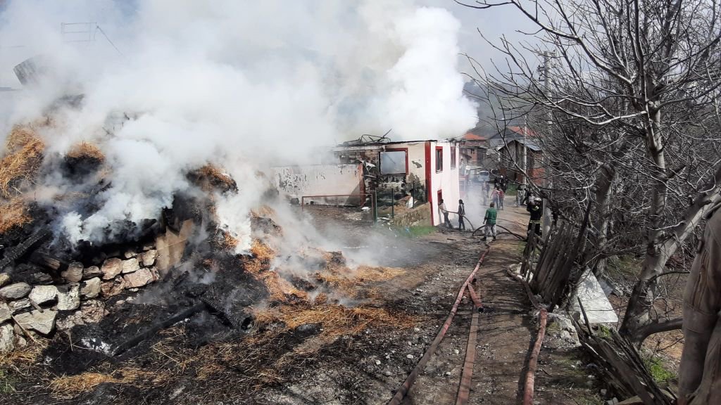 BOLU'DA BÜYÜK YANGIN... 3 EV KÜLE DÖNDÜ...