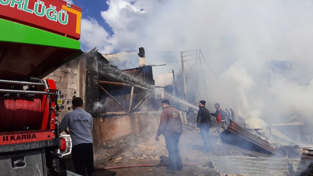 BOLU'DA BÜYÜK YANGIN... 3 EV KÜLE DÖNDÜ...