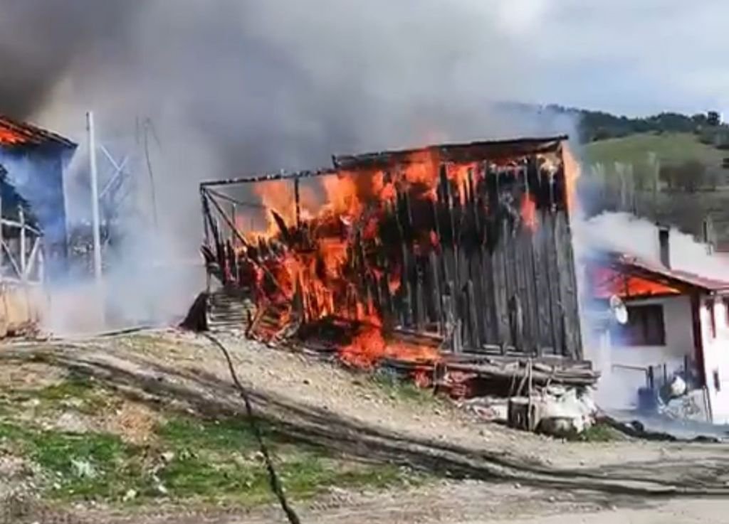 BOLU'DA BÜYÜK YANGIN... 3 EV KÜLE DÖNDÜ...