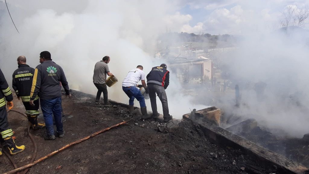 BOLU'DA BÜYÜK YANGIN... 3 EV KÜLE DÖNDÜ...