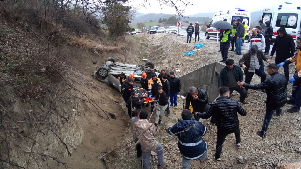 BOLU'DA CAN PAZARI... OTOMOBİL TEPETAKLAK OLDU...2'Sİ AĞIR 3 YARALI