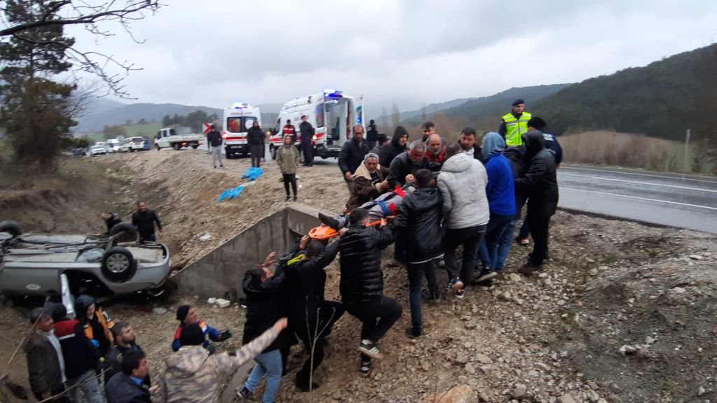 BOLU'DA CAN PAZARI... OTOMOBİL TEPETAKLAK OLDU...2'Sİ AĞIR 3 YARALI