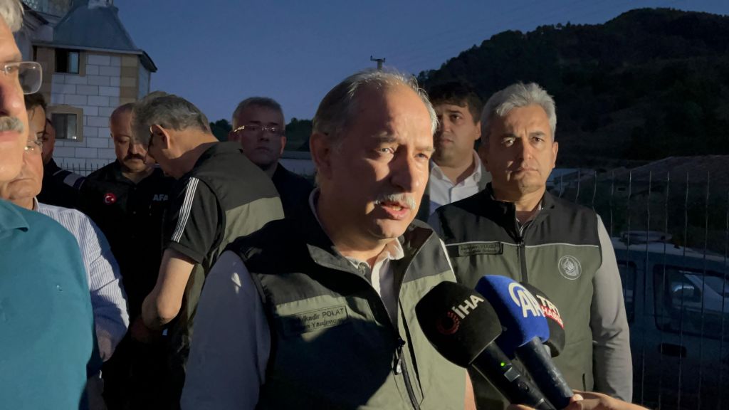 BOLU’DA ÇIKAN ORMAN YANGINI SAATLERDİR  SÖNDÜRÜLMEYE ÇALIŞILIYOR