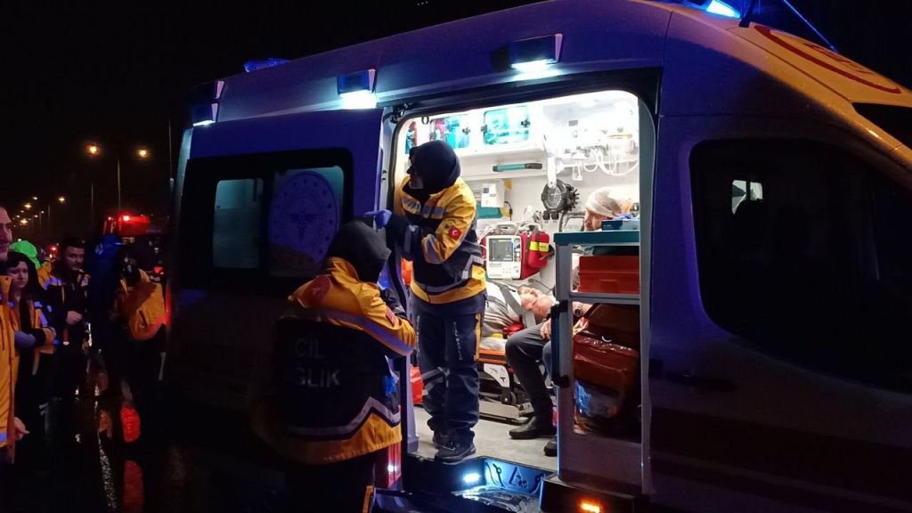 BOLU'DA D-100'DE FECİ KAZA... 6 YARALI... GECENİN SICAK HABERİ