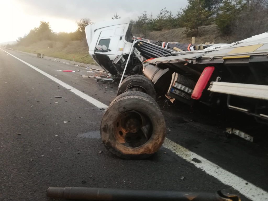 BOLU'DA FECİ KAZA... TIR HURDAYA DÖNDÜ... İŞTE DETAYLAR