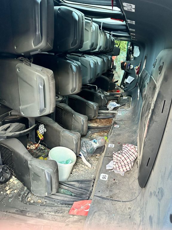 BOLU'DA FECİ KAZA... TRAKTÖR İLE MİNİBÜS ÇARPIŞTI... 15 YARALI...