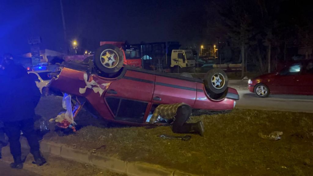 BOLU'DA GECE SAATLERİNDE FECİ KAZA... 1'İ ÇOCUK 3 YARALI...