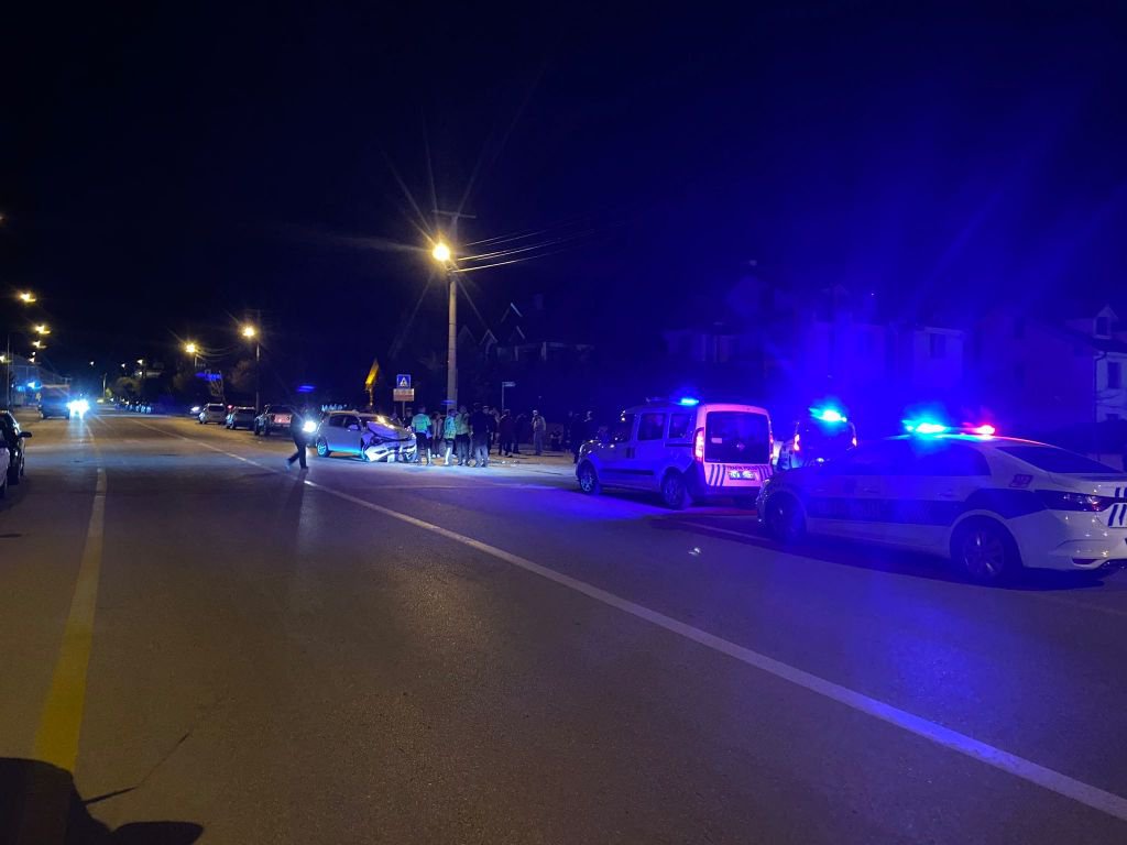 BOLU'DA GECE SAATLERİNDE FECİ KAZA... ARAÇLAR PARAMPARÇA OLDU... 1 YARALI