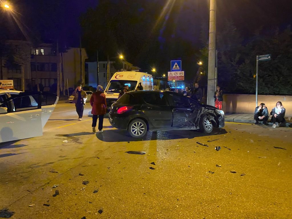 BOLU'DA GECE SAATLERİNDE FECİ KAZA... ARAÇLAR PARAMPARÇA OLDU... 1 YARALI