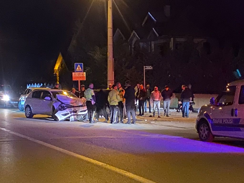 BOLU'DA GECE SAATLERİNDE FECİ KAZA... ARAÇLAR PARAMPARÇA OLDU... 1 YARALI