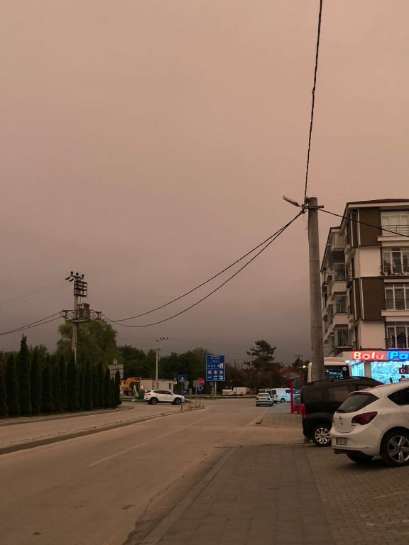 BOLU’DA GÖKYÜZÜ SARIYA BÜRÜNDÜ