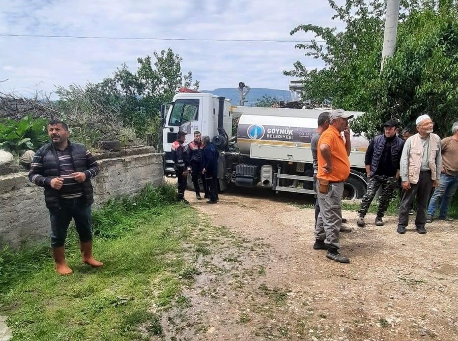 BOLU'DA İKİ KATLI EV ALEV ALEV YANDI...