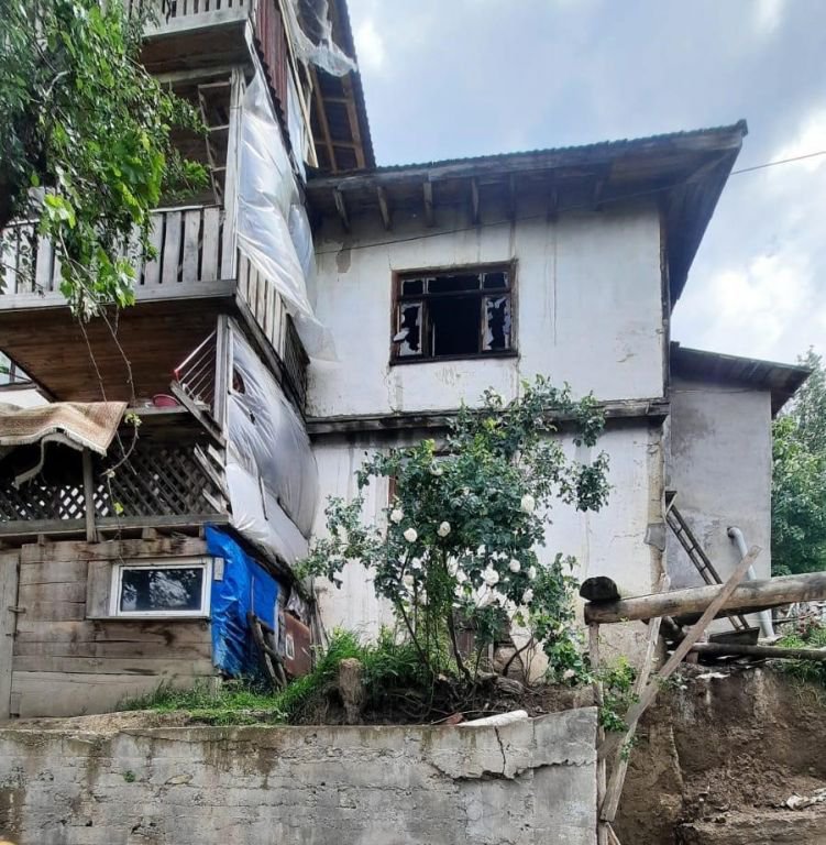 BOLU'DA İKİ KATLI EV ALEV ALEV YANDI...