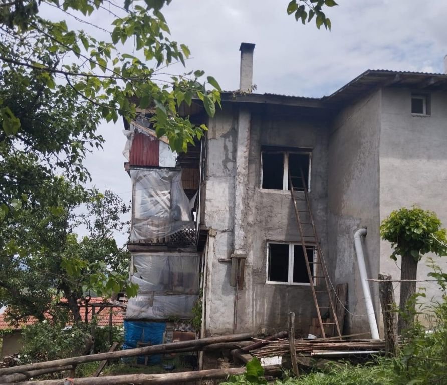 BOLU'DA İKİ KATLI EV ALEV ALEV YANDI...