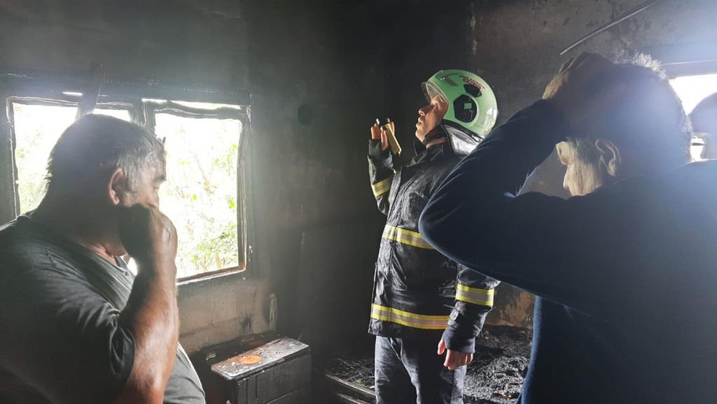 BOLU'DA İKİ KATLI EV ALEV ALEV YANDI...