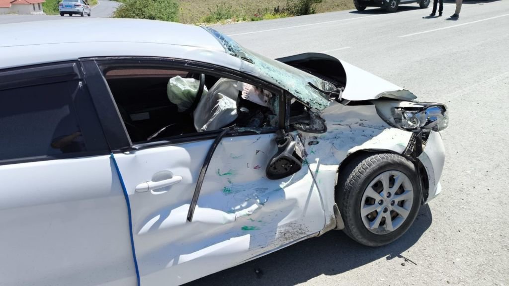 BOLU'DA KAMYON İLE OTOMOBİL ÇARPIŞTI: 1 YARALI