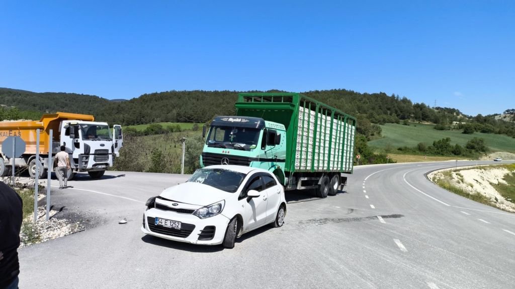 BOLU'DA KAMYON İLE OTOMOBİL ÇARPIŞTI: 1 YARALI