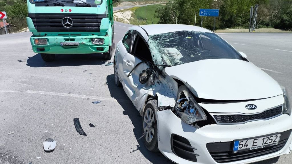 BOLU'DA KAMYON İLE OTOMOBİL ÇARPIŞTI: 1 YARALI
