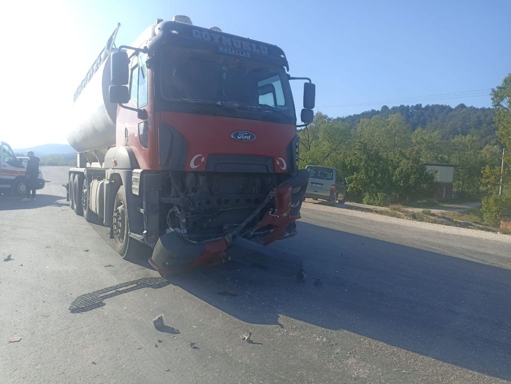 BOLU'DA KAMYONLA ÇARPIŞAN OTOMOBİL, ŞARAMPOLE UÇTU... FECİ KAZADA 1 YARALI...