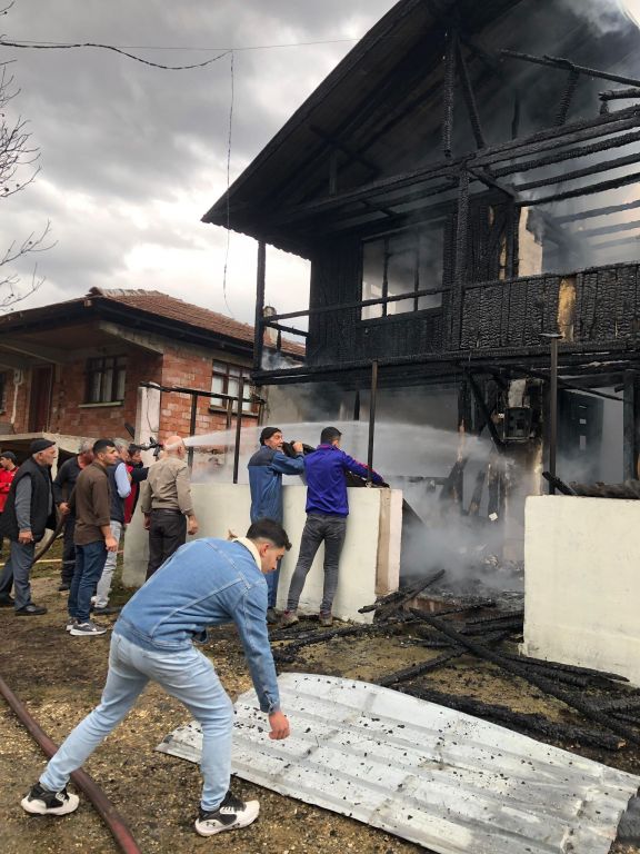BOLU'DA KORKUTAN YANGIN... 2 KATLI EV ALEV ALEV YANDI...