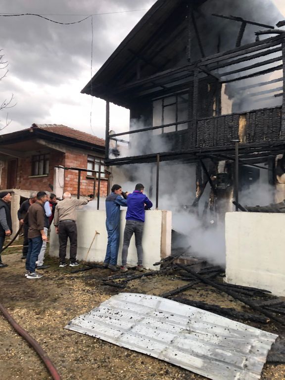 BOLU'DA KORKUTAN YANGIN... 2 KATLI EV ALEV ALEV YANDI...