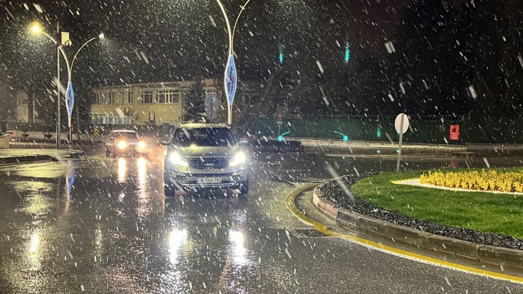 BOLU'DA LAPA LAPA KAR YAĞIŞI