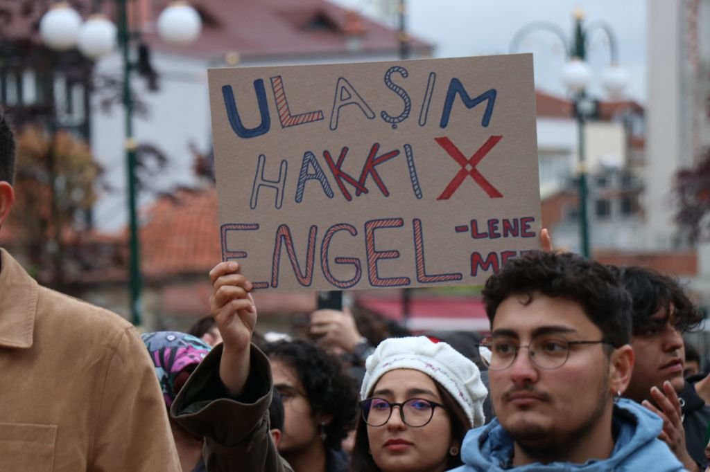 BOLU'DA ÖĞRENCİLER AYAKLANDI: "MÜŞTERİ DEĞİL ÖĞRENCİYİZ"