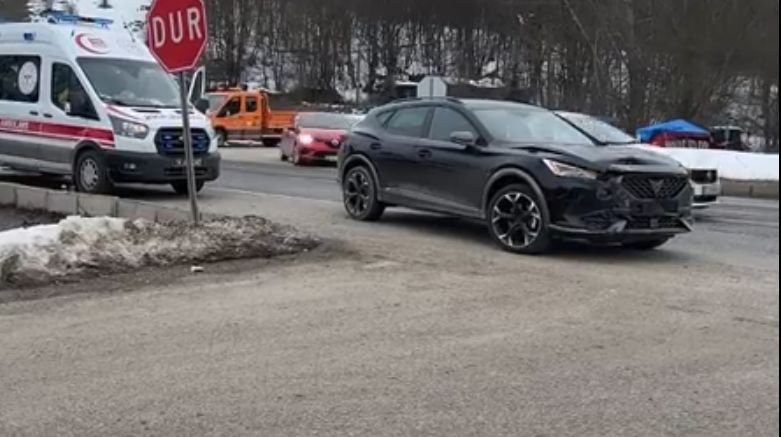 BOLU'DA OTOMOBİL İLE CİP ÇARPIŞTI: 3 YARALI