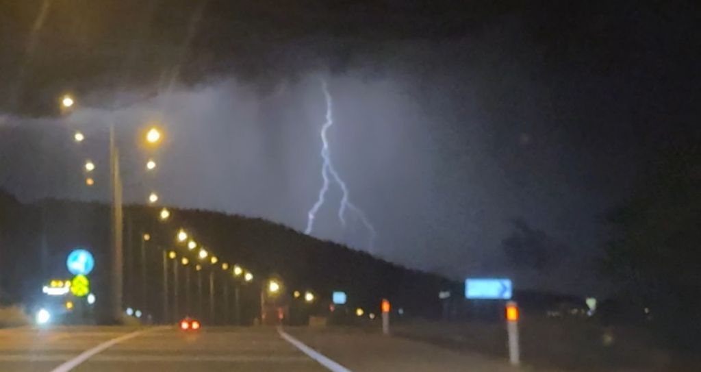 BOLU'DA ŞİMŞEKLER GECEYİ AYDINLATTI