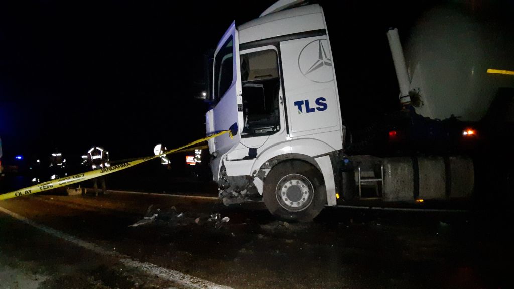 BOLU'DA TIR İLE OTOMOBİL ÇARPIŞTI: 1 ÖLÜ